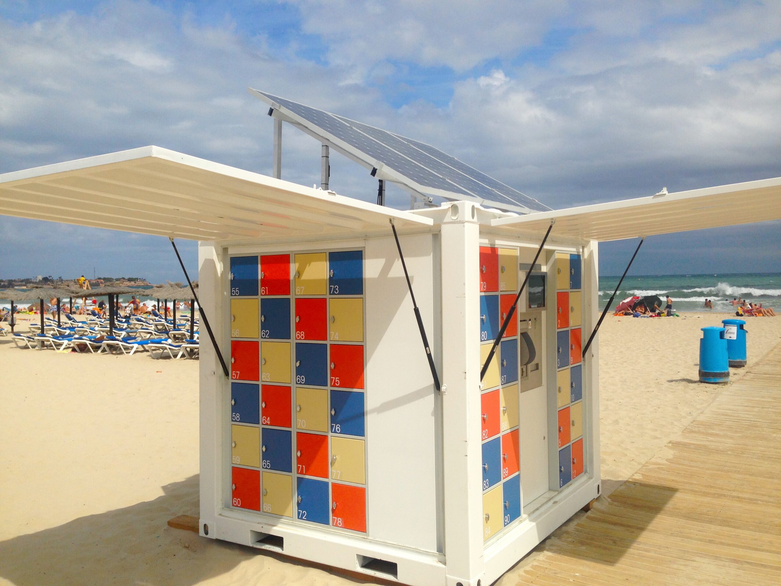 Chiringuitos del Sol instala taquillas solares en la Playa de La Glea de Campoamor